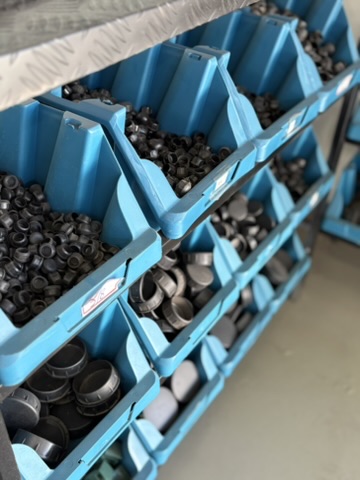 Conexões pretas plásticas organizadas em caixas