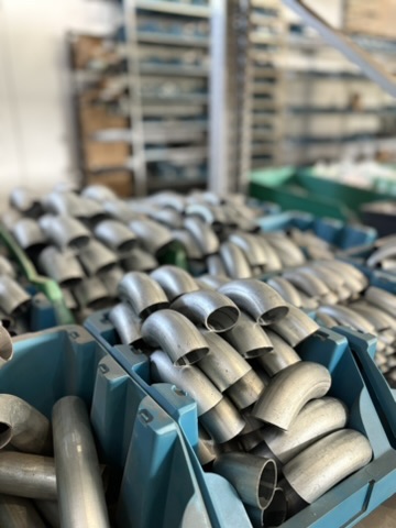 Curvas e conexões de ferro em estoque