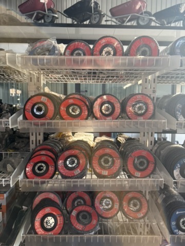 Prateleira com discos flap para desbaste